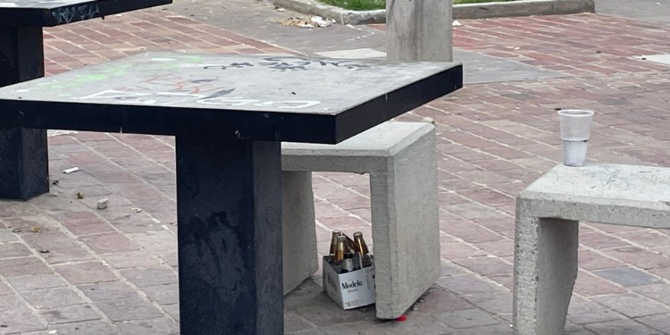 Parque junto a la Plaza del Mariachi en León, vandalizado y convertido en refugio