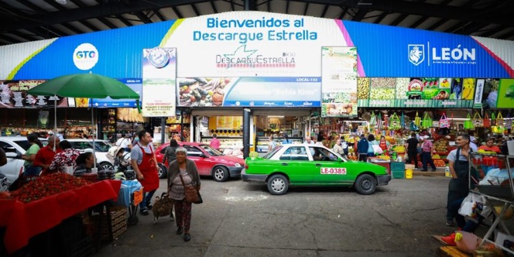 Inicia reordenamiento del comercio en León; buscan regular a ambulantes