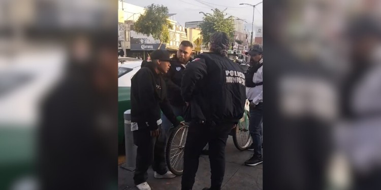 Inspectores y policías en León quitan carrito de tamales a menor y causan indignación