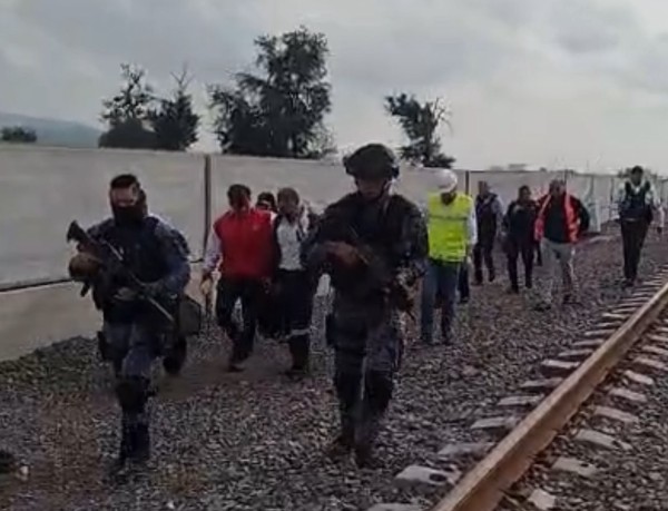 Tras 44 horas “atrincherado”, maquinista de accidente en Irapuato decide bajar de la locomotora