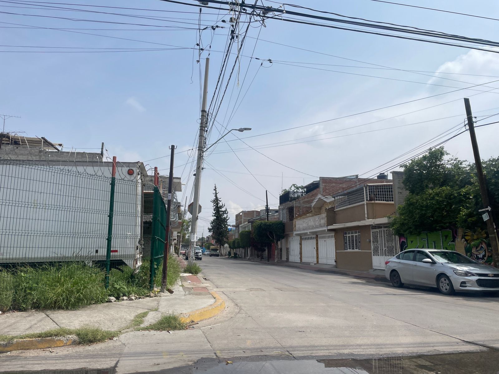 “Siempre está sentado, observando“: denuncian a presunto vigilante de casas para robar en León