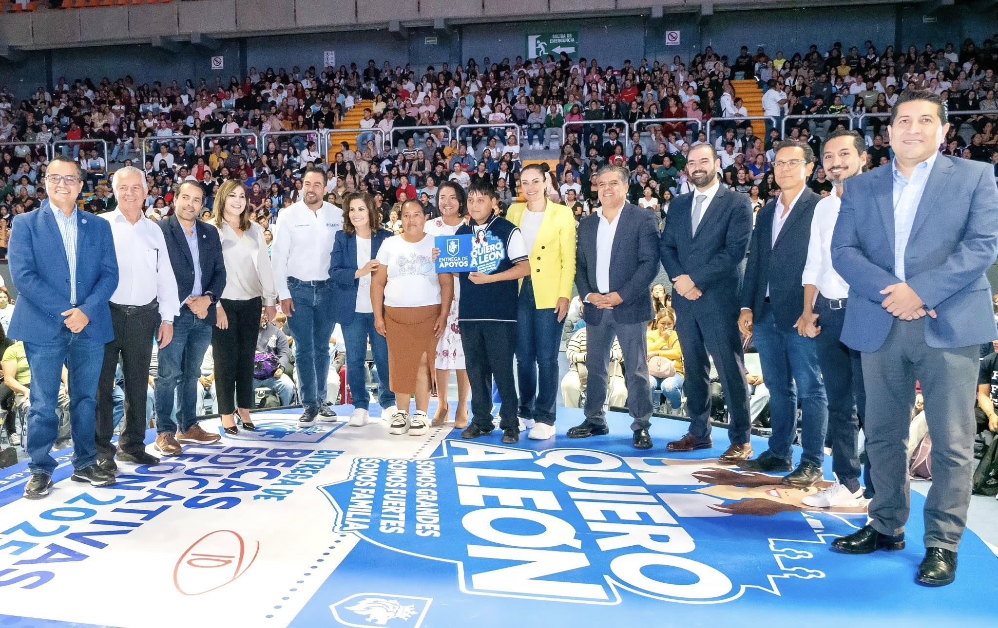 Inicia entrega de becas a estudiantes de todos los niveles en León