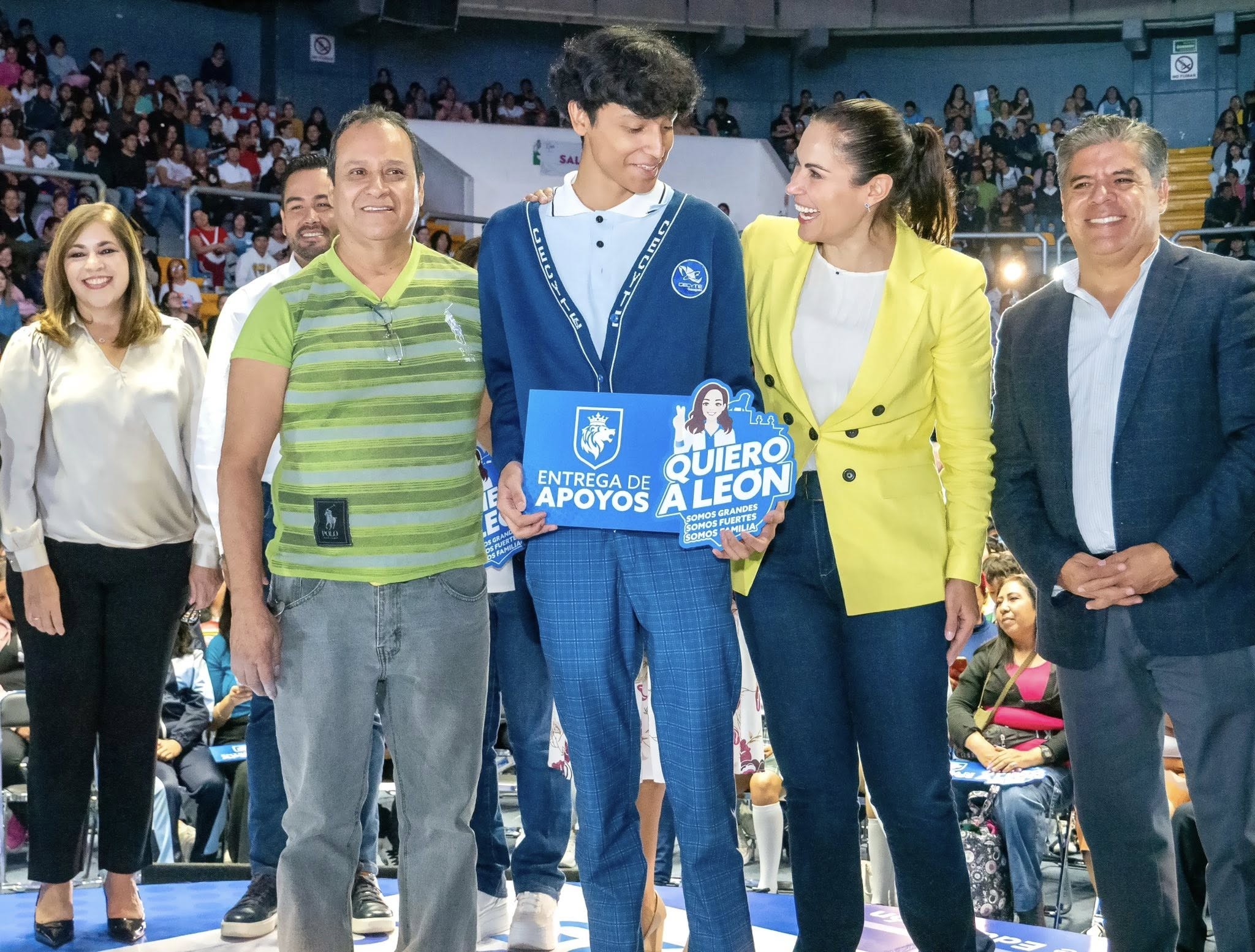 Inicia entrega de becas a estudiantes de todos los niveles en León