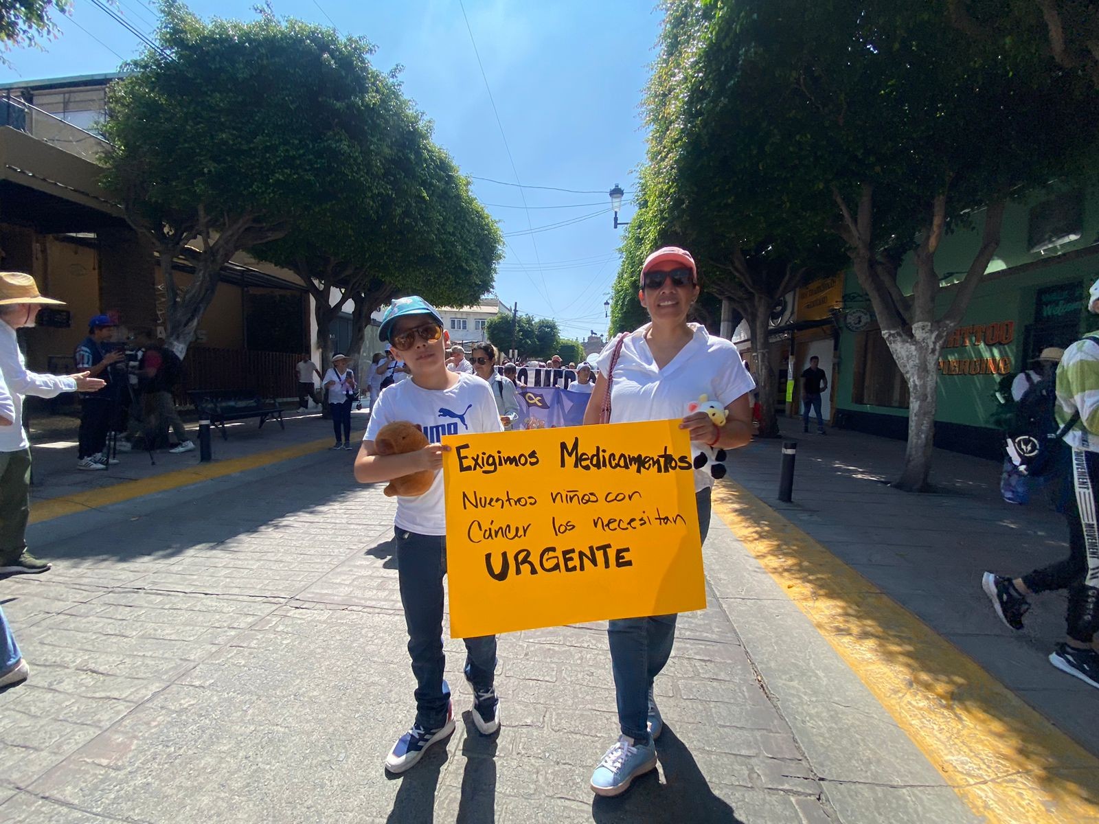 “Queremos medicina”: marchan en León por desabasto de tratamientos oncológicos