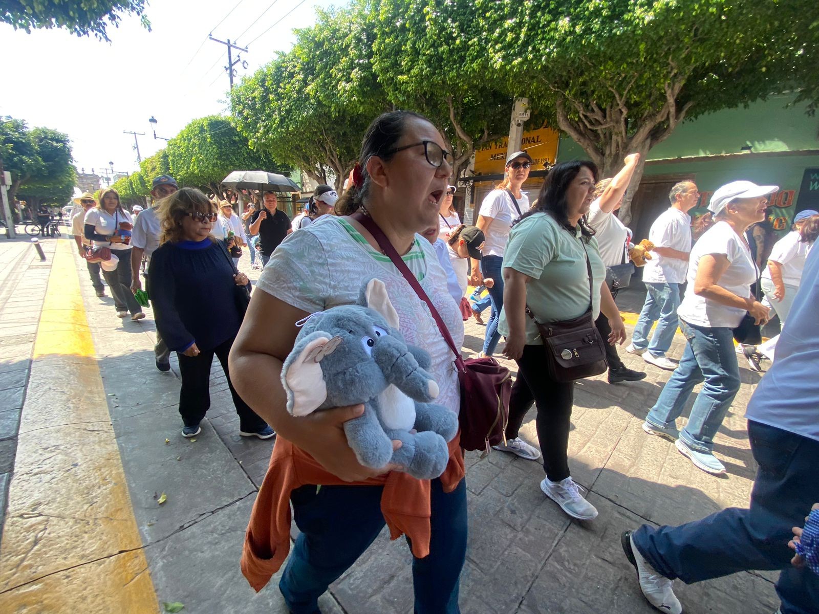 “Queremos medicina”: marchan en León por desabasto de tratamientos oncológicos