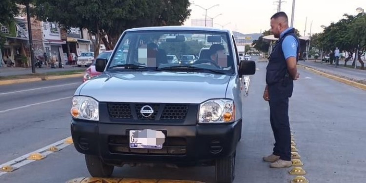 Invasión a carriles exclusivos del SIT en León provoca accidentes y multas