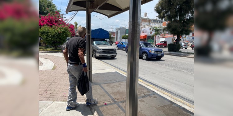 Pasajeros en León denuncian al transporte público: “Esperamos hasta una hora y ni así se detienen”