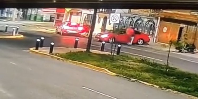 Robo exprés en León: en 20 segundos despojan de su auto a mujer en San Isidro