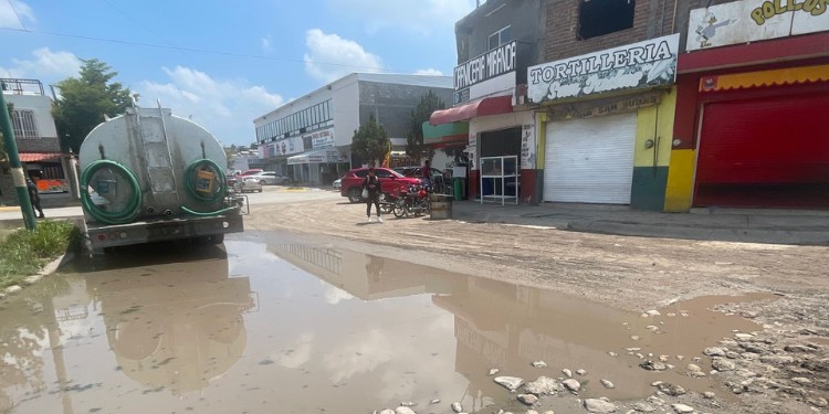 Comerciantes de Villas de Barceló denuncian riesgo sanitario por agua estancada desde hace 5 años