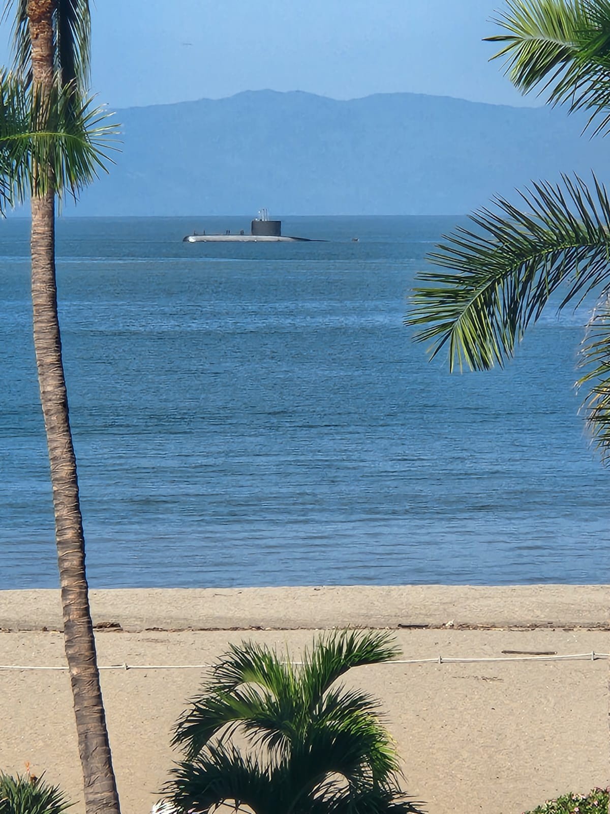 Misterioso visitante: Submarino chileno sorprende a turistas en Puerto Vallarta Misterioso visitante: Submarino chileno sorprende a turistas en Puerto Vallarta | Foto: Luis Pablo Torres Bernal