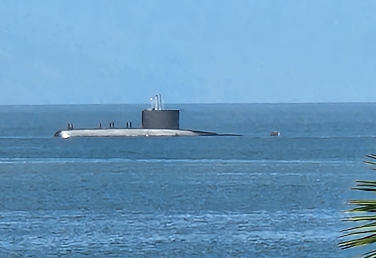 Misterioso visitante: aparece submarino chileno en Puerto Vallarta