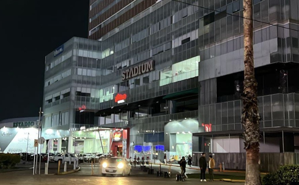 Tragedia en Plaza Stadium: mujer pierde la vida tras caer varios pisos