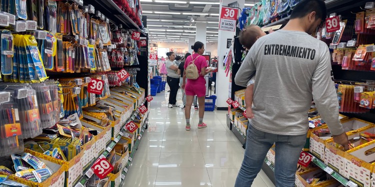 Ofertas en útiles escolares 2025: madres y padres aprovechan descuentos en León