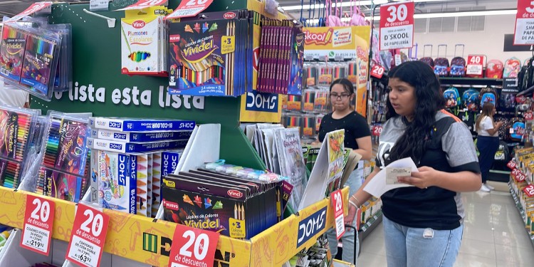 Ofertas en útiles escolares 2025: madres y padres aprovechan descuentos en León