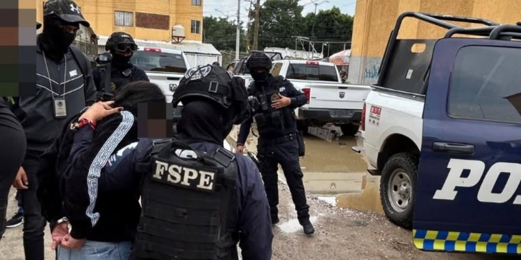 Caen jóvenes narcomenudistas en León; sorprenden a menores dentro del inmueble