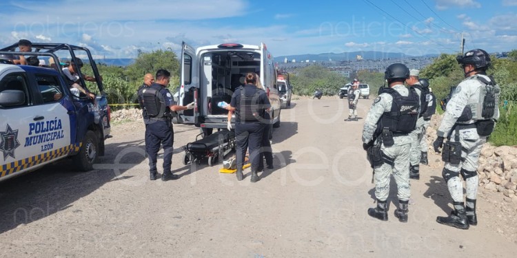 Hombre baleado y agonizando es localizado en Brisas del Campestre, León