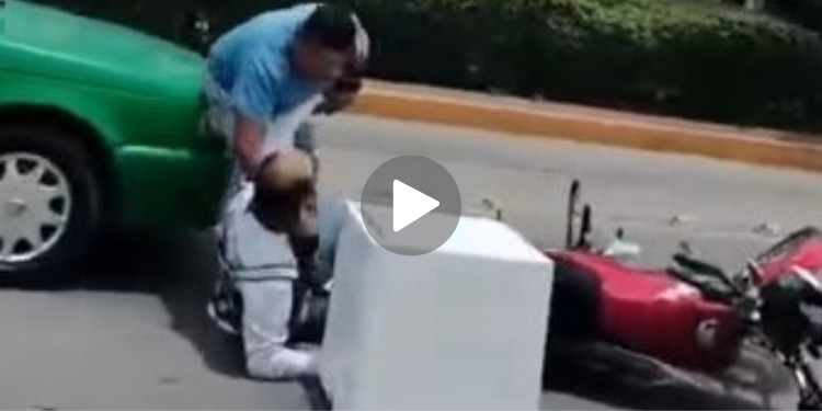 ¡A golpes en López Mateos! Taxista y motociclista arman pelea en pleno centro de León