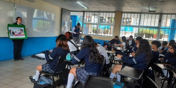 “No es promoción del aborto“: Lona responde a críticas por programa piloto en secundarias