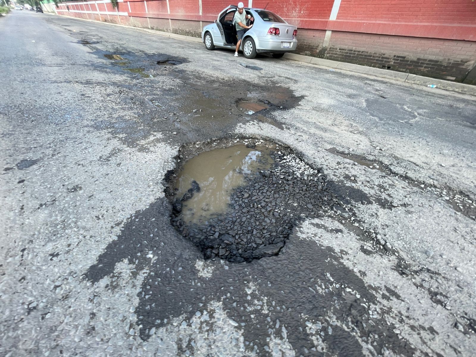 ¡Ni una hora duraron! Reparan baches en Los Portales… y automovilistas los arruinan al instante