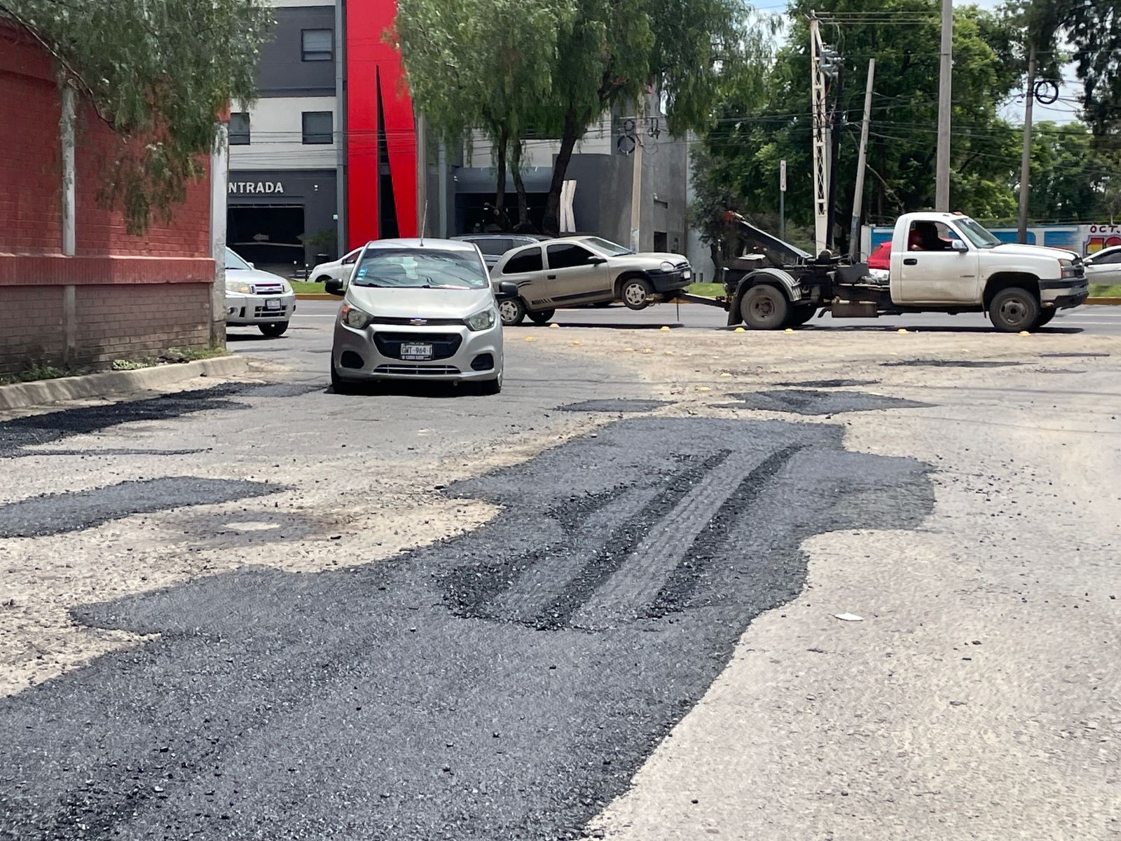 ¡Ni una hora duraron! Reparan baches en bulevar de León… y conductores los arruinan al instante