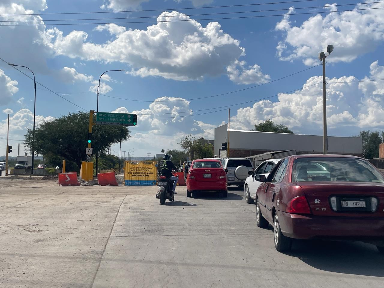 Reducen a un carril el Timoteo Lozano y el tráfico se vuelve un infierno