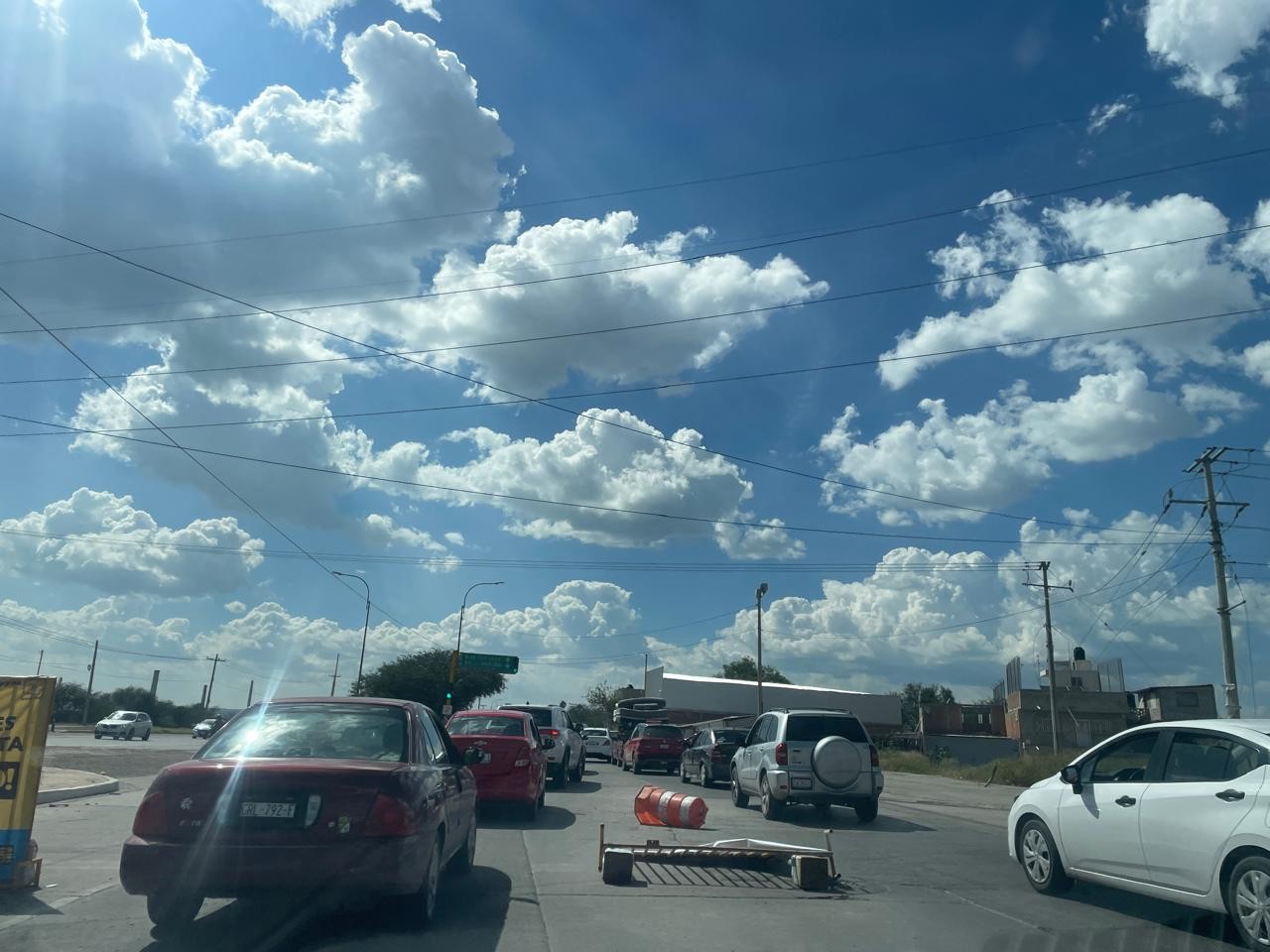 Reducen a un carril el Timoteo Lozano y el tráfico se vuelve un infierno