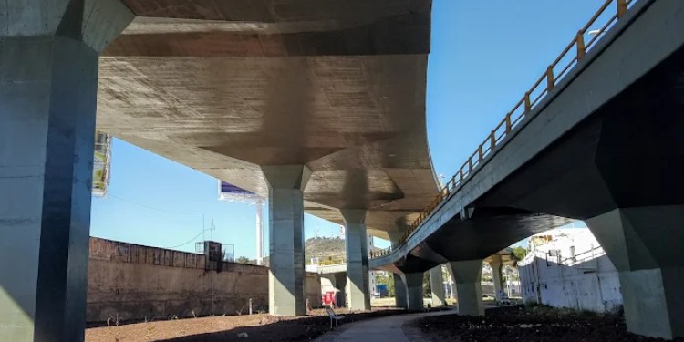 Entrega del distribuidor vial Benito Juárez en León avanza tras revisión de fallas