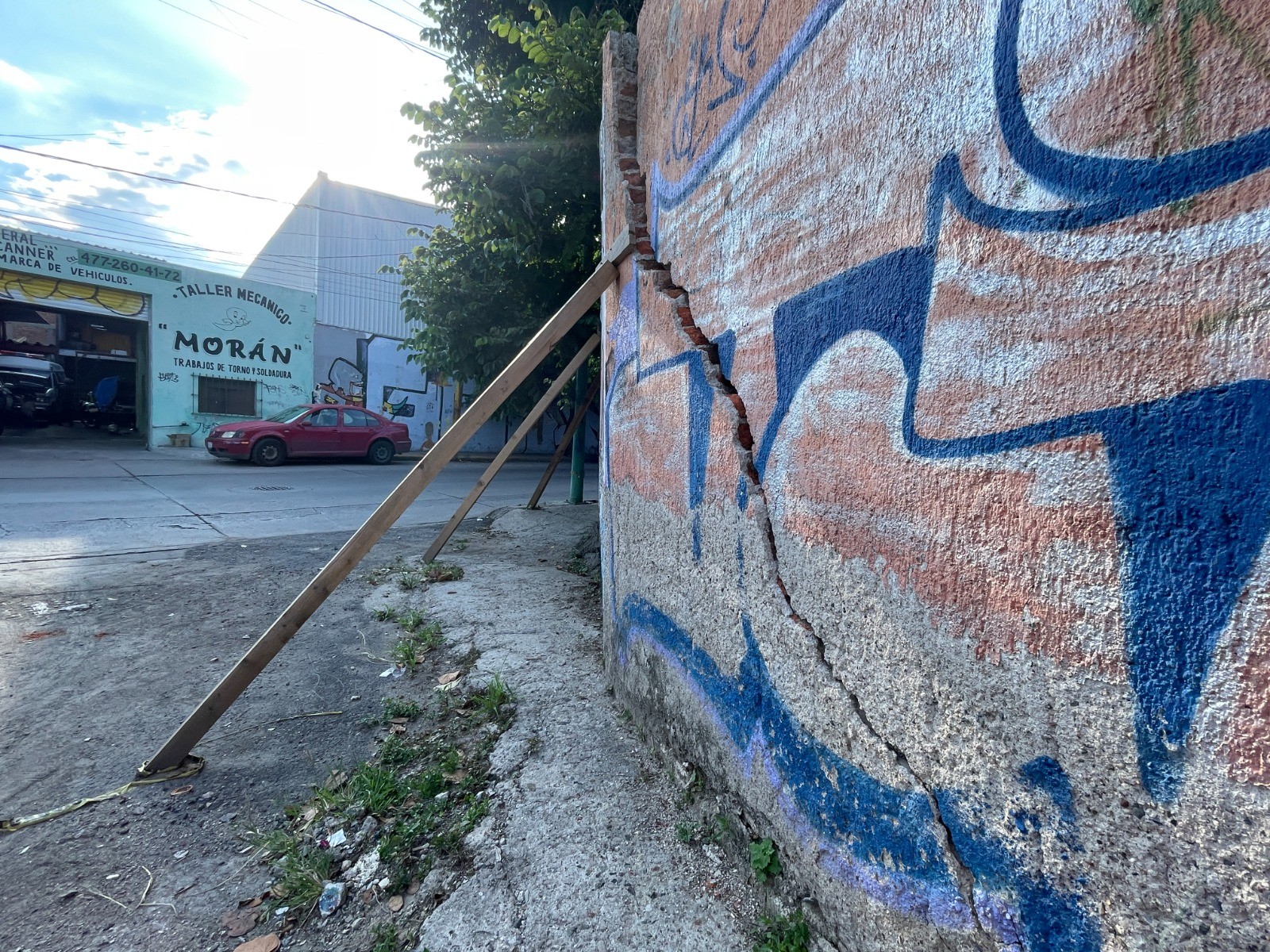 Barda en riesgo de colapsar en León; vecinos de La Industrial temen una tragedia