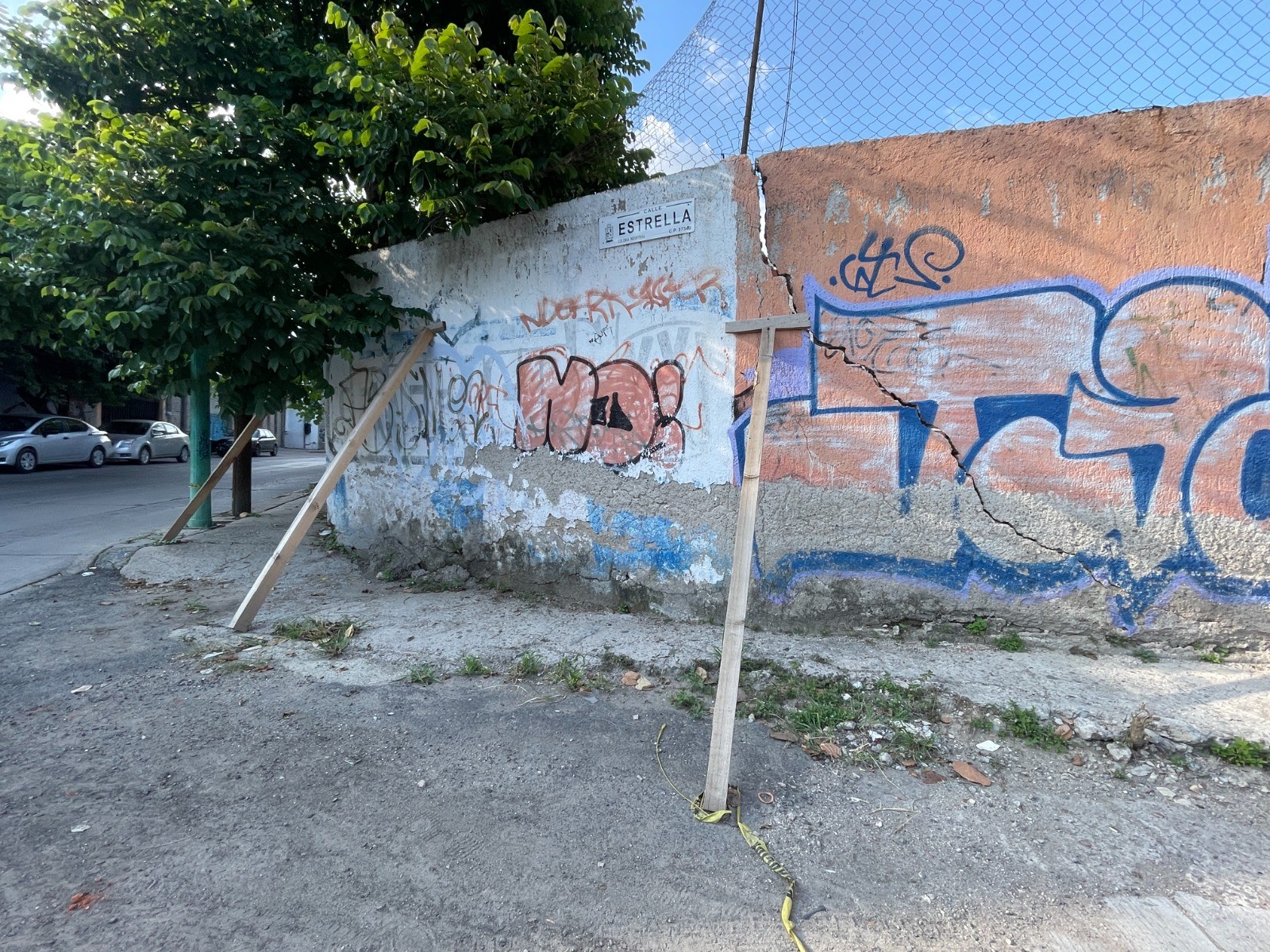 Barda en riesgo de colapsar en León; vecinos temen una tragedia