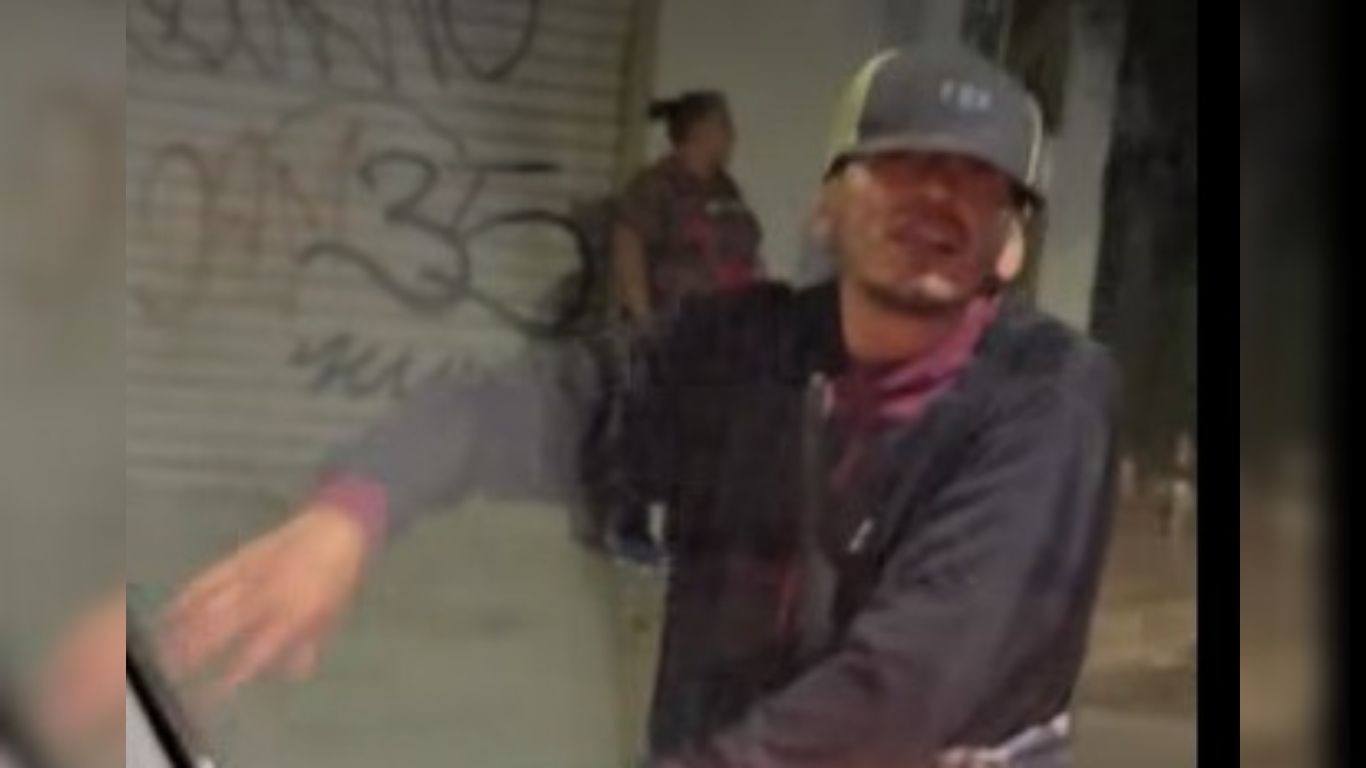 Hombre en bicicleta intenta asaltar a automovilistas en el Barrio del Coecillo