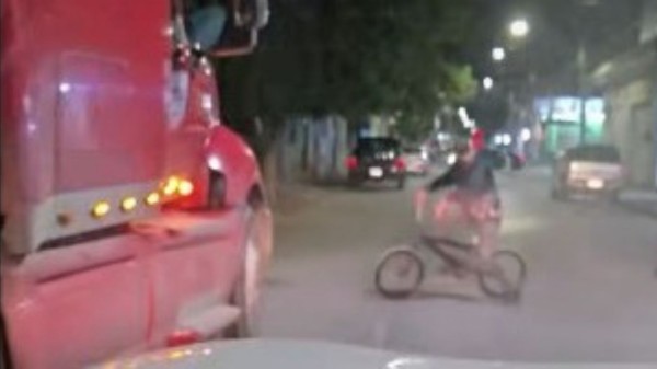 Hombre en bicicleta intenta asaltar a automovilistas en el Barrio del Coecillo