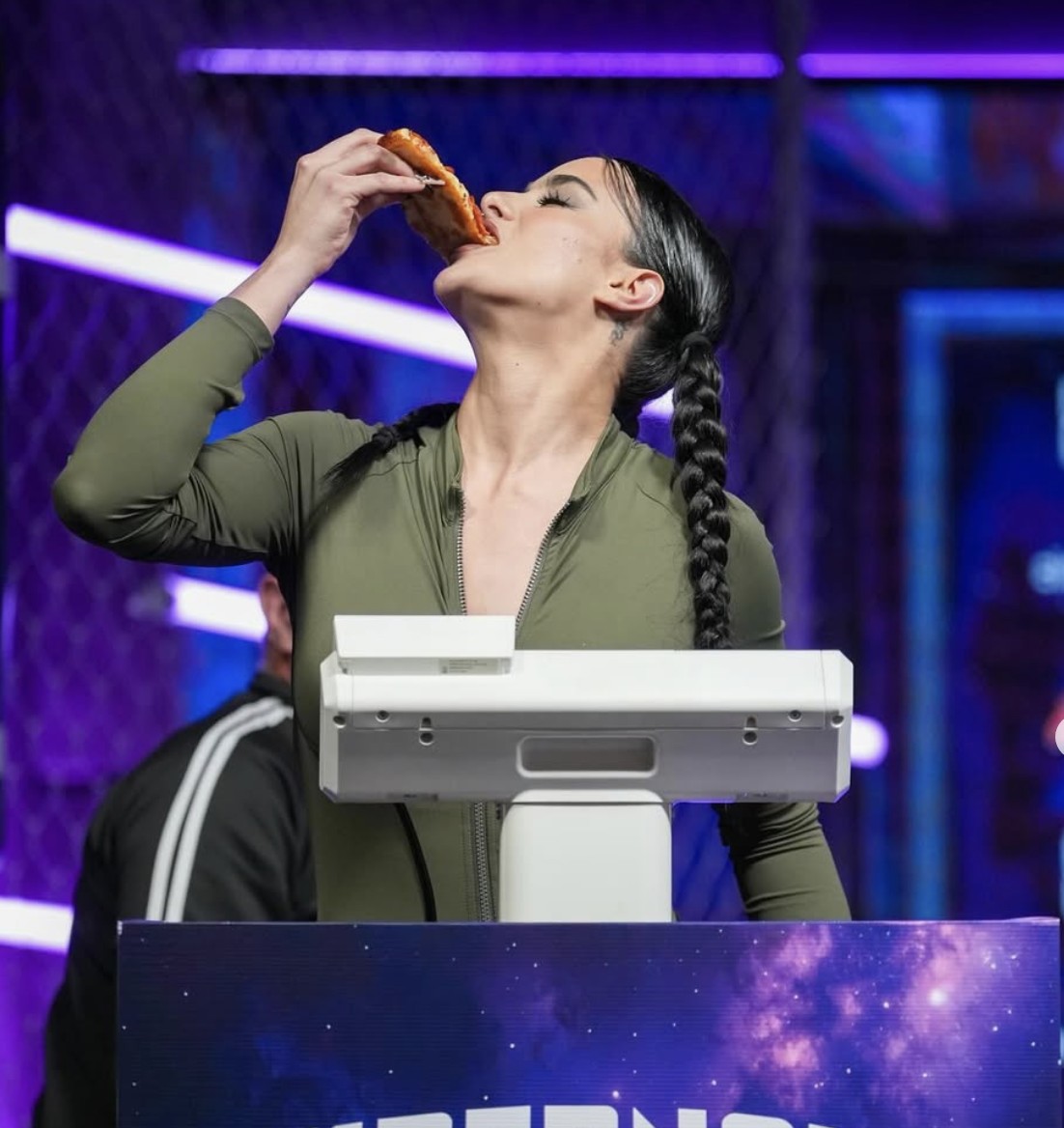 Gala Montes comiendo una pizza durante su pesaje