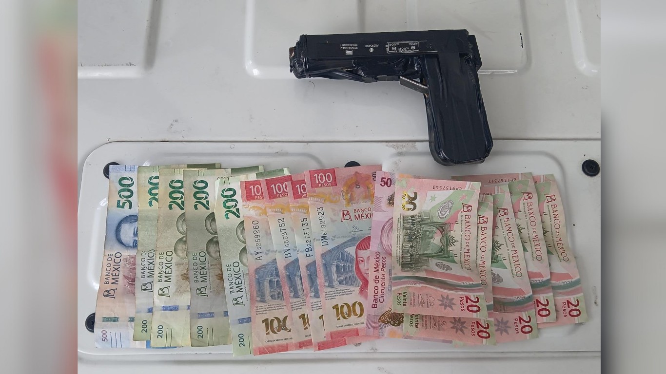 Detienen a hombre por robo con violencia en Farmacia Guadalajara de León