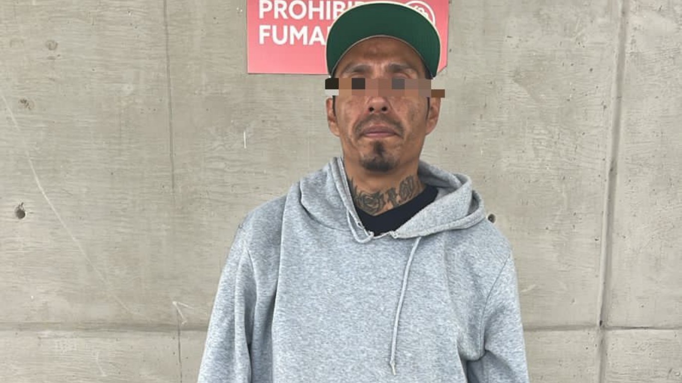 Detienen a hombre por robo con violencia en Farmacia Guadalajara de León