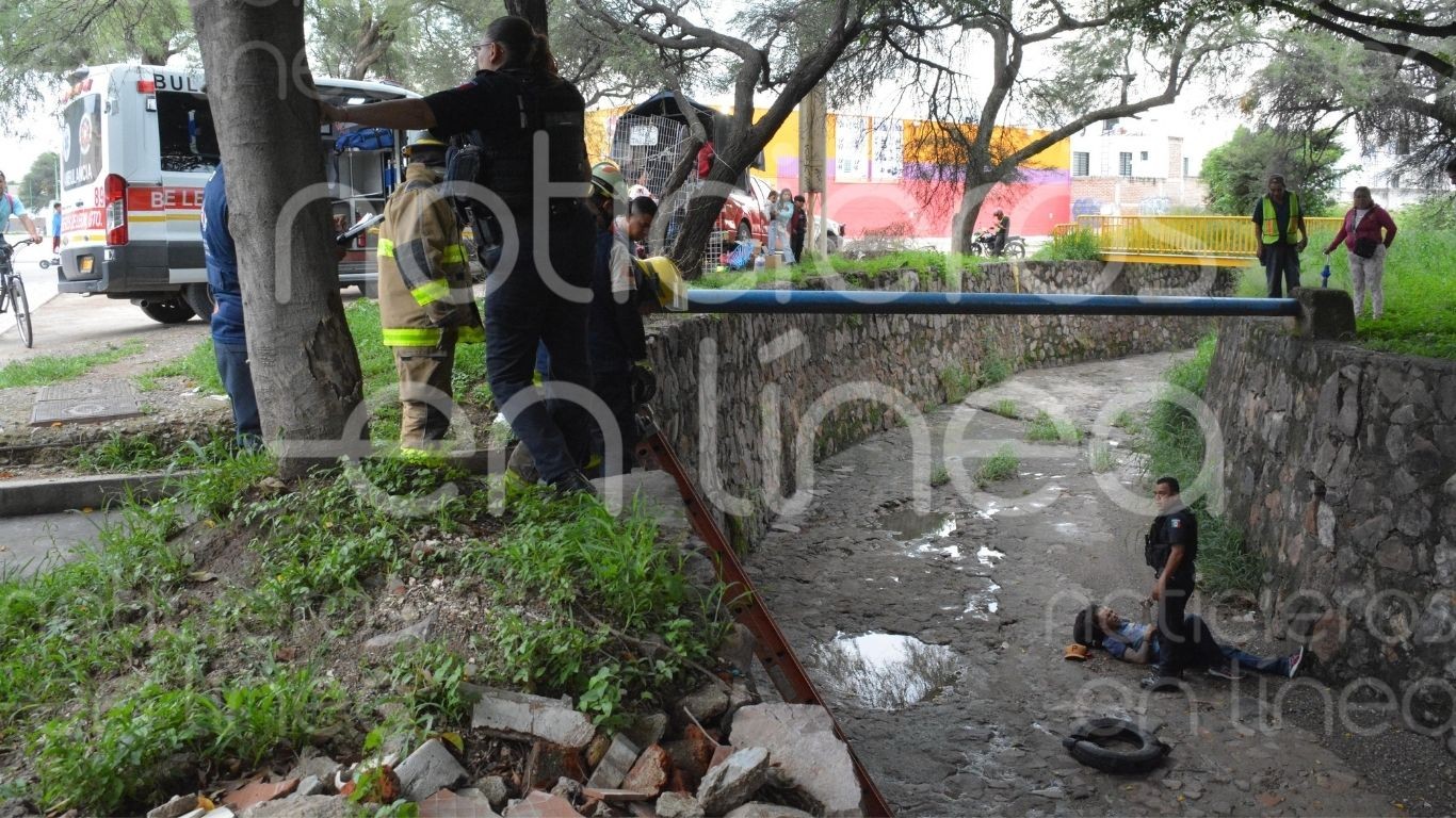 Hombre cae de un arroyo en León y rechaza atención médica tras fuerte lesión en la cabeza