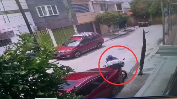 Rateros en León ahora roban cascos de motociclistas y quedan grabados en video