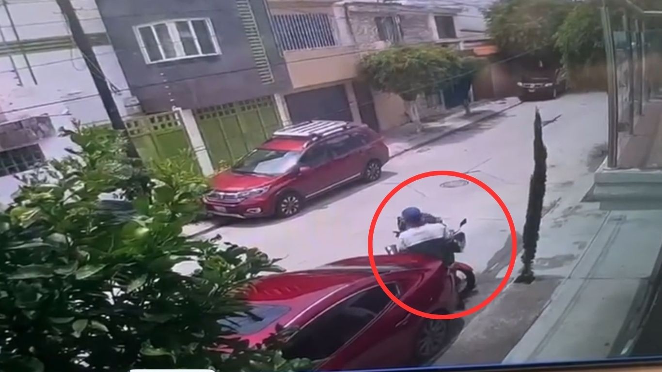 Rateros en León ahora roban cascos de motociclistas y quedan grabados en video