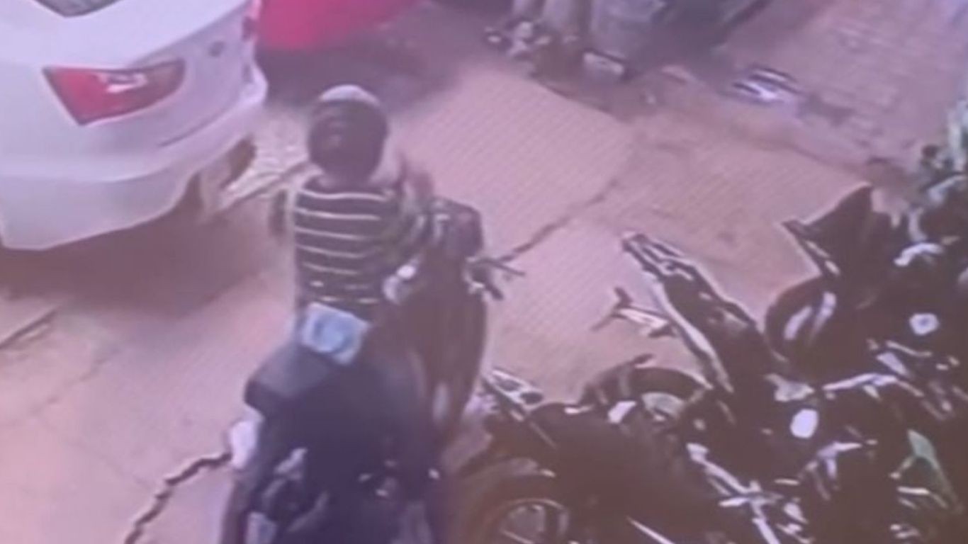 Rateros en León ahora roban cascos de motociclistas y quedan grabados en video