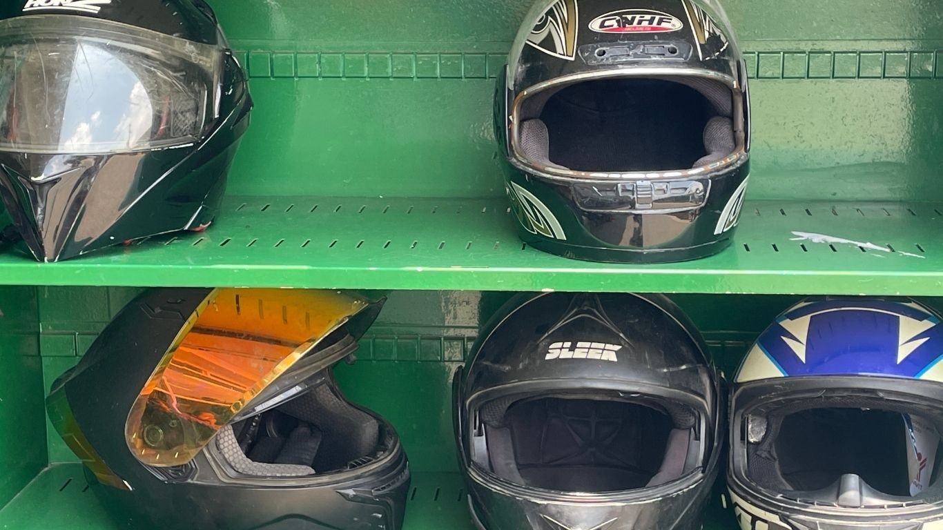 Robo de cascos en León expone a motociclistas a multas y riesgos