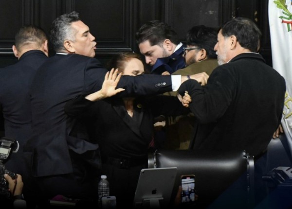 ¡Golpes en el Senado! “Alito” Moreno y Fernández Noroña protagonizan fuerte enfrentamiento en plena sesión