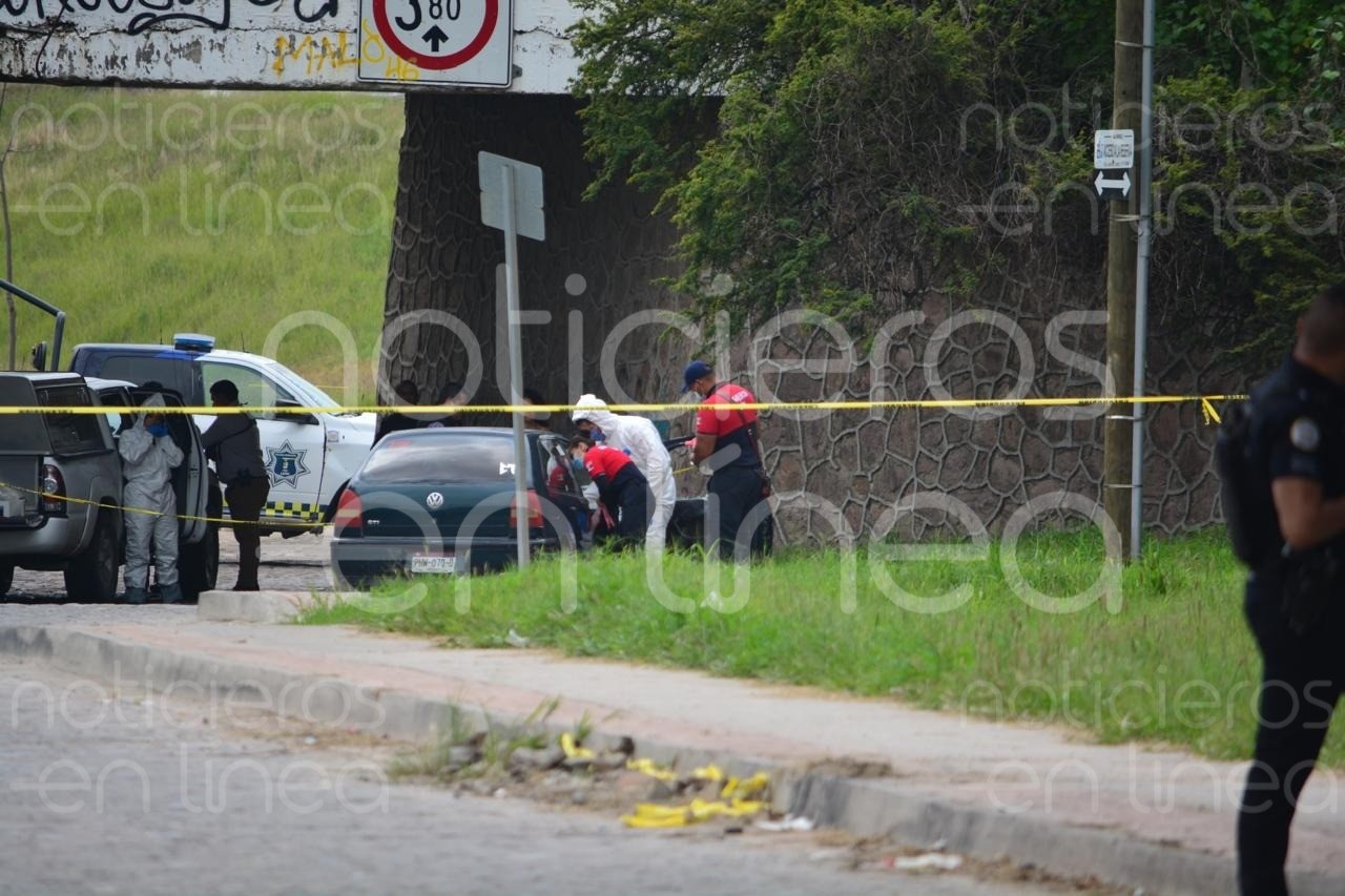 Hallan dos cuerpos dentro de un auto en la colonia Periodistas Mexicanos