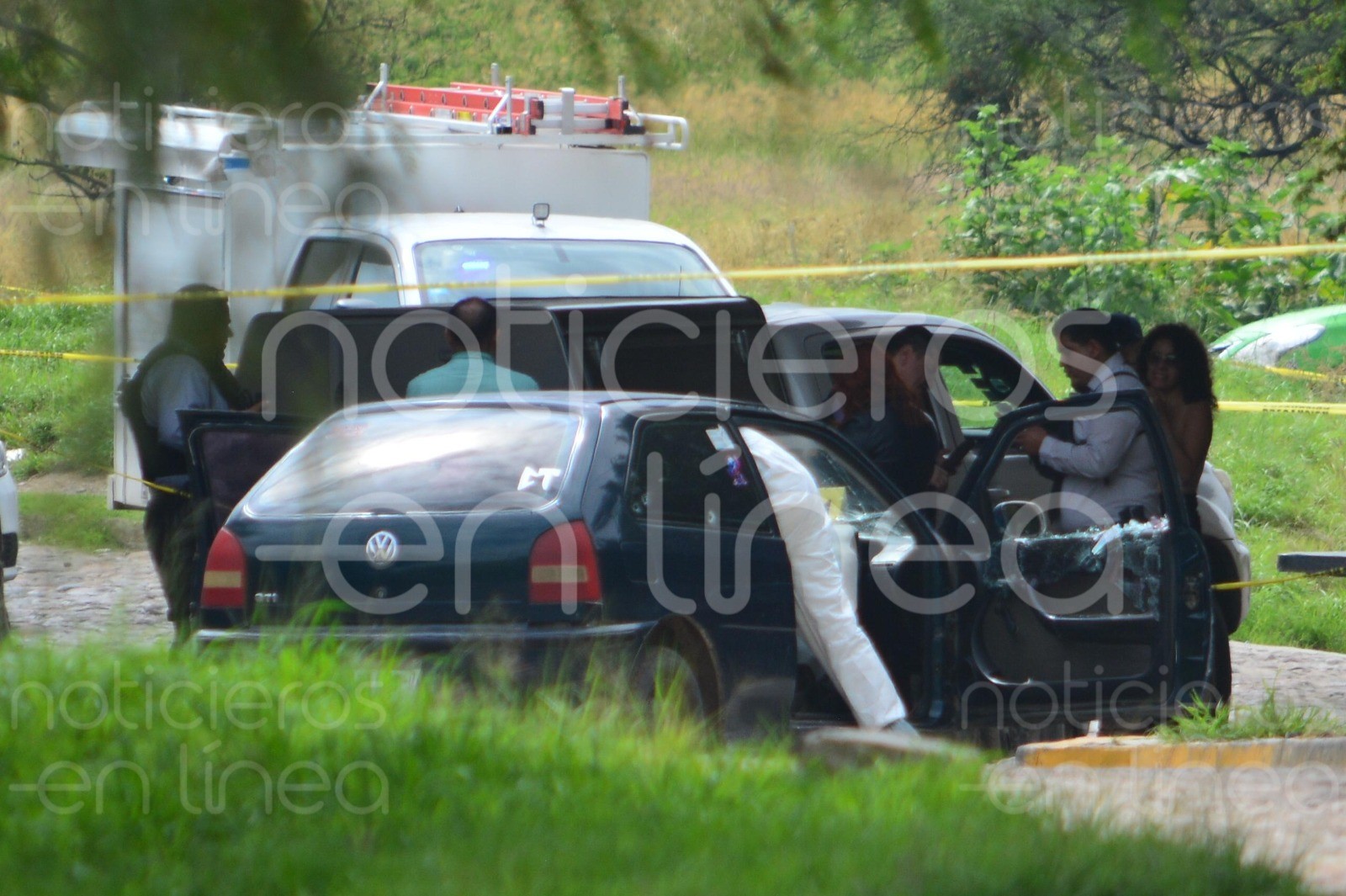 Hallan dos cuerpos dentro de un auto en la colonia Periodistas Mexicanos