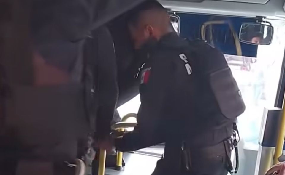 “¡No le peguen!”: denuncian agresión de policías a operador del transporte público en León