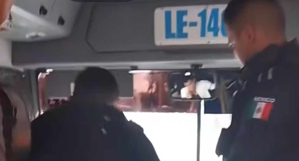 “¡No le peguen!”: denuncian agresión de policías a operador del transporte público en León