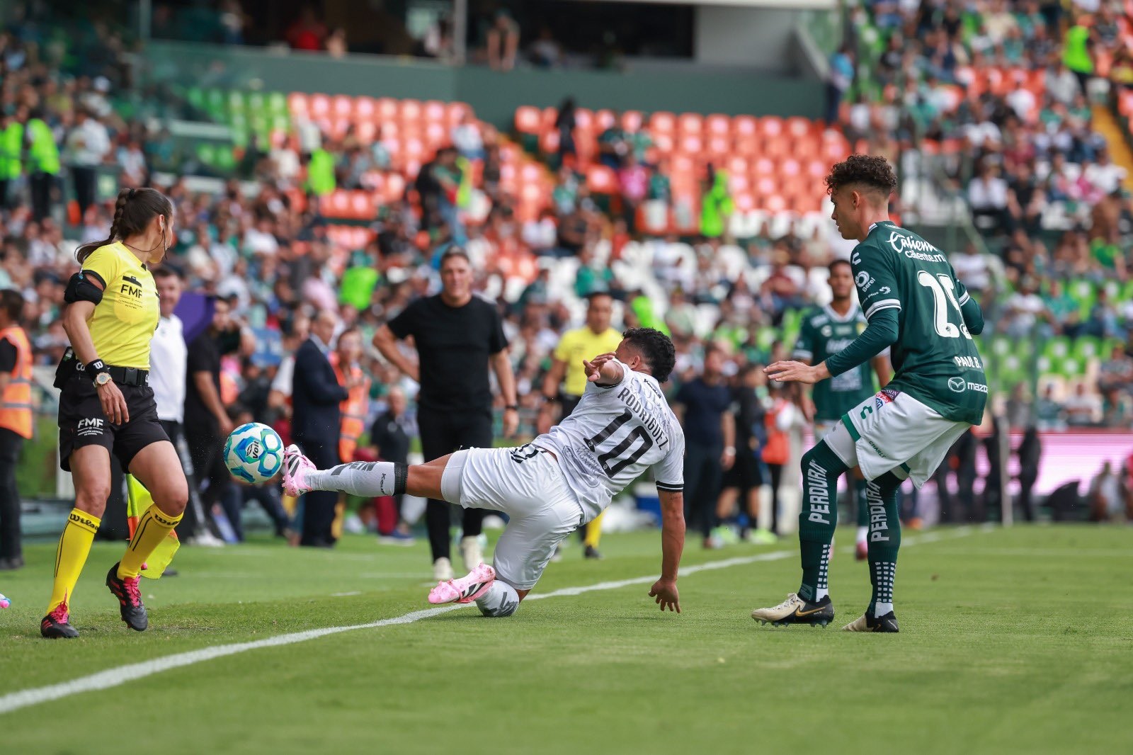 ¡Ruge la 'Fiera'! León gana contra los Gallos de Querétaro