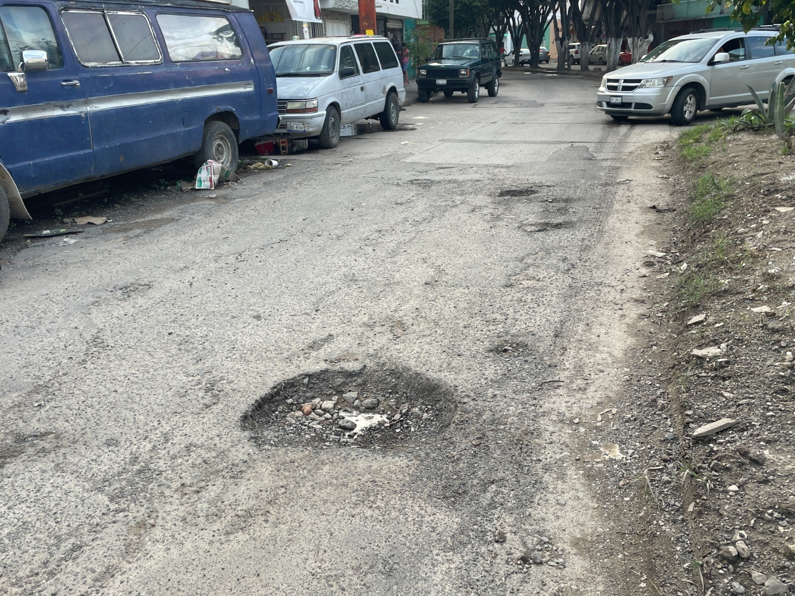 ¡Más cráteres que calle! Hasta 10 baches o más en una cuadra del bulevar Río Mayo ¡Más cráteres que calle! Hasta 10 baches o más en una cuadra del bulevar Río Mayo
