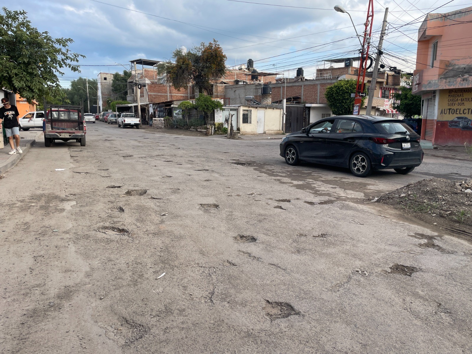 ¡Más cráteres que calle! Hasta 10 baches o más en una cuadra del bulevar Río Mayo