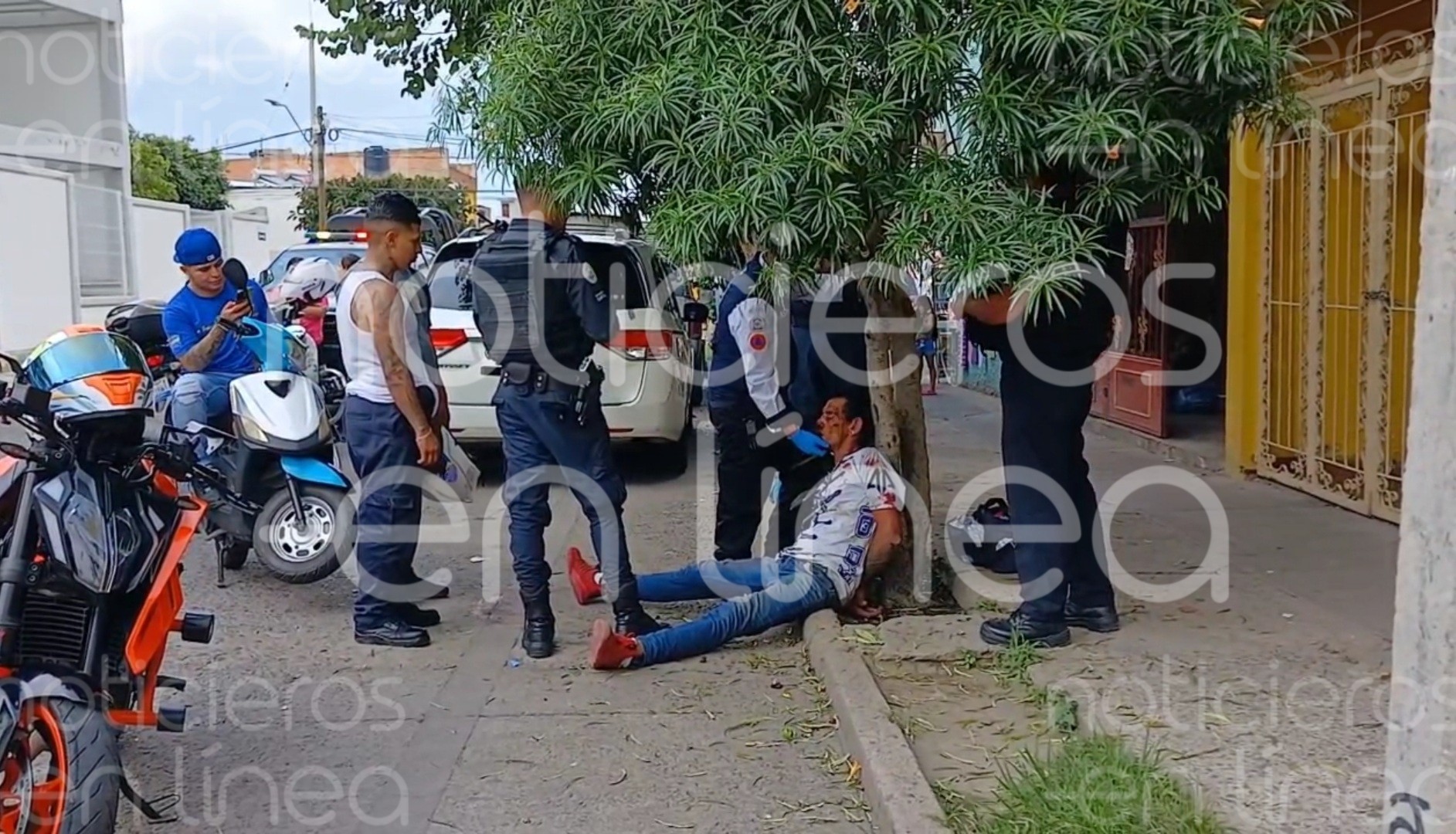 Presunto ladrón es brutalmente golpeado y amarrado en colonia de León