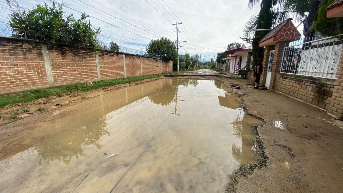 Vecinos de Los Sauces exigen atención por calles en mal estado y falta de servicios