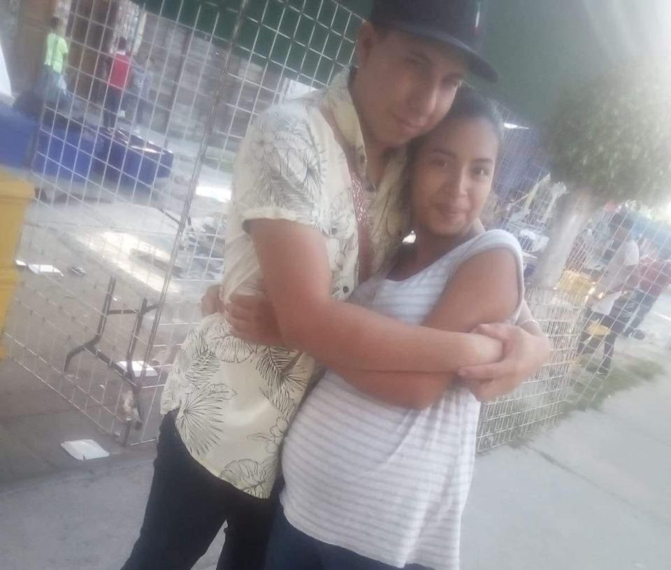 Madre e hija esperaban en el camellón y un auto las atropelló; piden apoyo